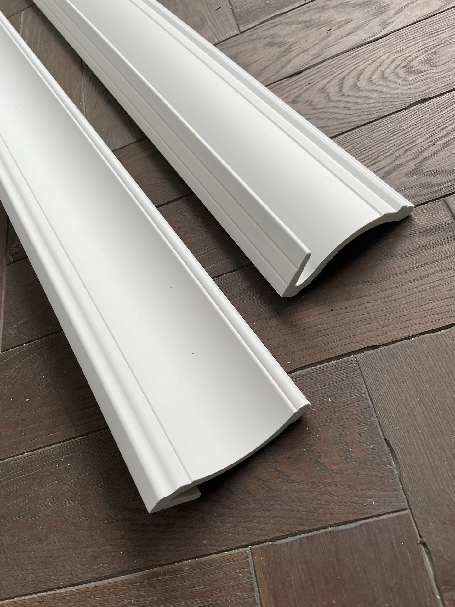 MD161 - Modern Coving laying on a floor