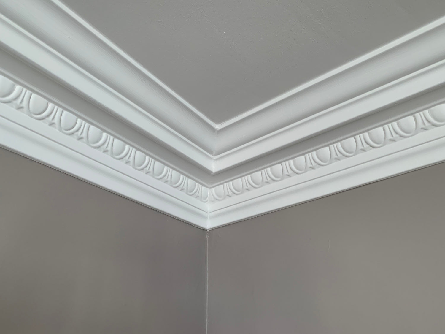 The corner of an installed Egg & Dart - Classic Coving