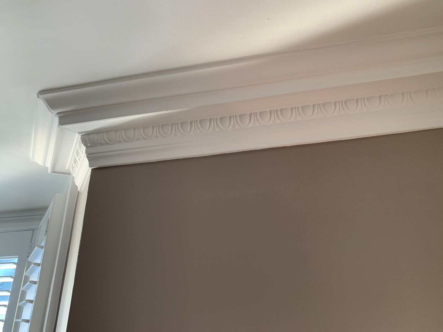 Egg & Dart - Classic Coving installed above a brown wallpaper