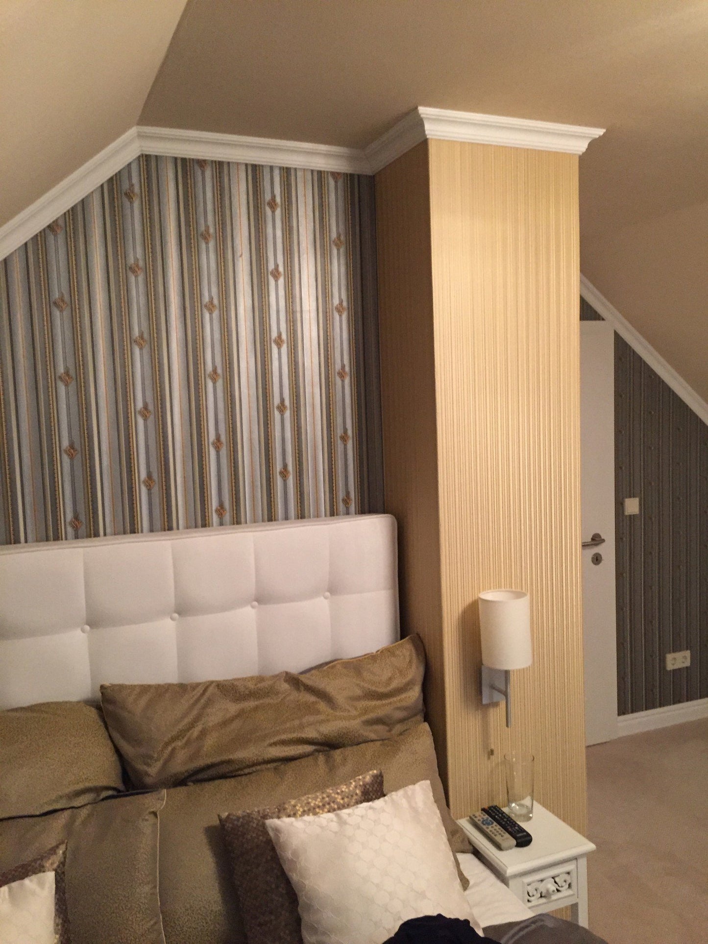 Orlando - Modern Coving in a bedroom