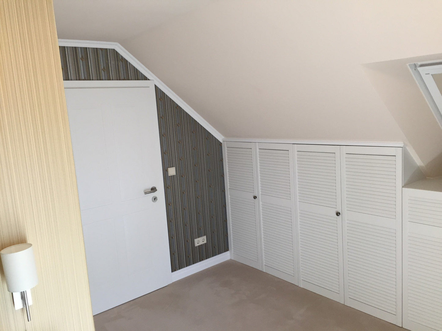 Orlando - Modern Coving in the corner of a room