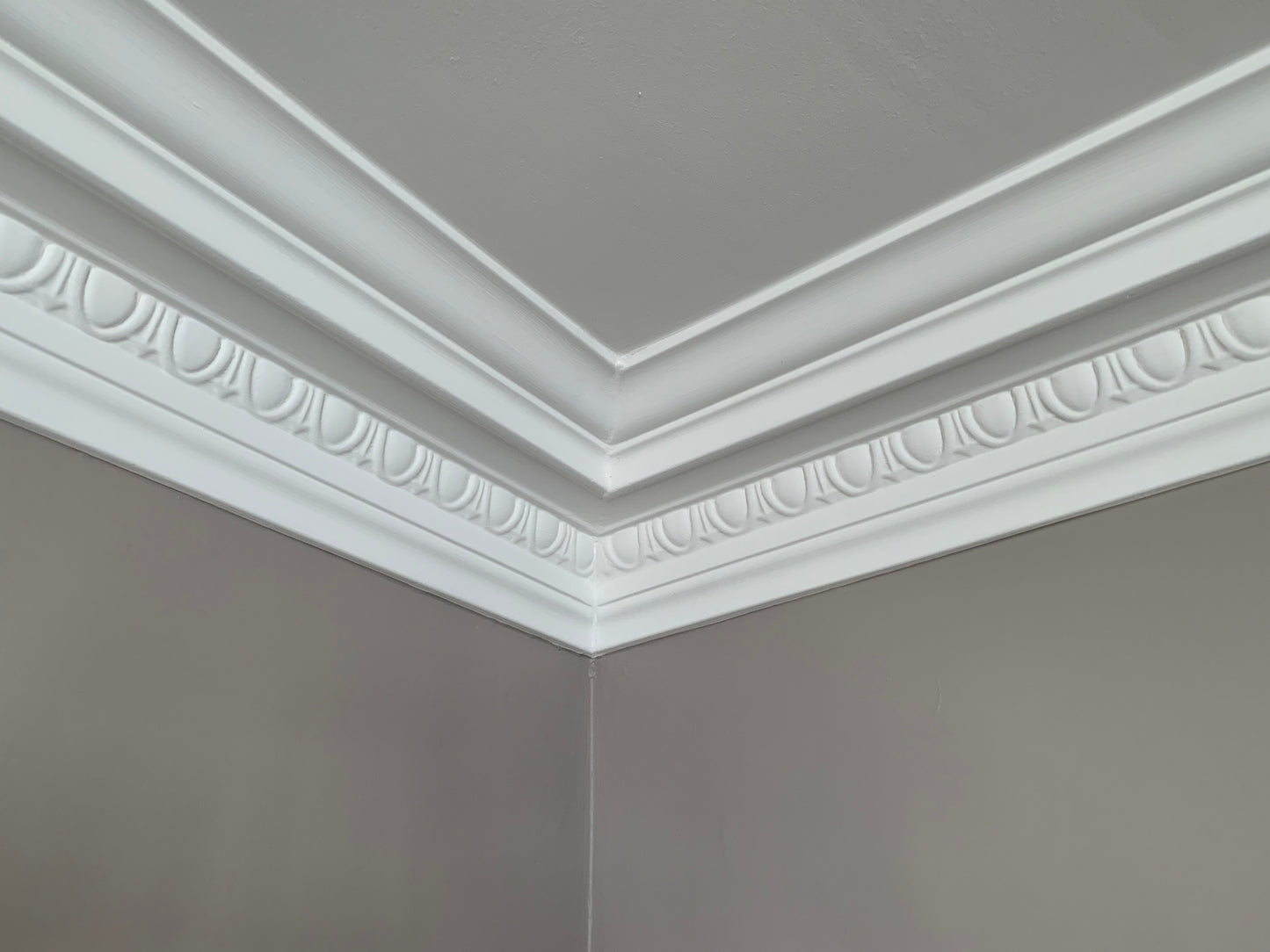 The corner of an installed Egg & Dart - Classic Coving