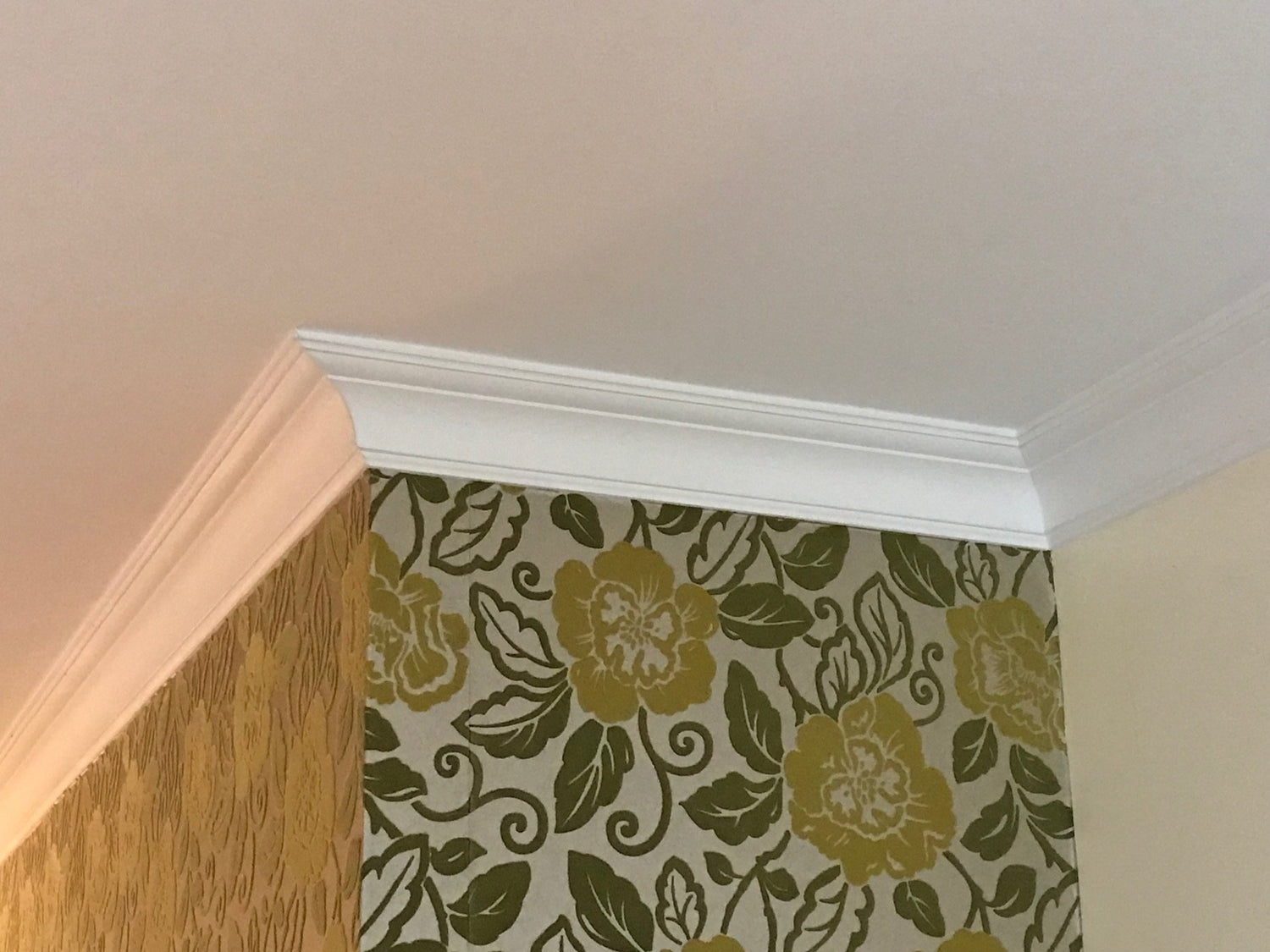 MD367 - Modern Coving installed above a green wallpaper