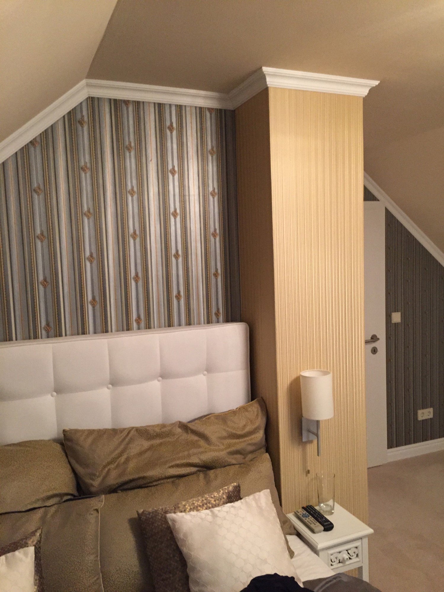 Orlando - Modern Coving in a bedroom